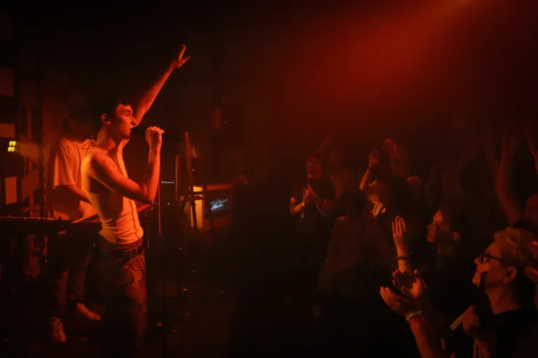 Koszulka na wiatraku i serca w górze – finał trasy Marcina Maciejczaka we Wrocławiu