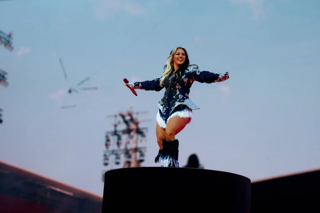 Latała nad sceną, wzruszyła polskim finałem. Ewa Farna z historycznym koncertem stadionowym