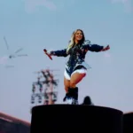 Latała nad sceną, wzruszyła polskim finałem. Ewa Farna z historycznym koncertem stadionowym
